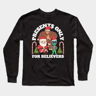 Funny Christmas Alien And Bigfoot Long Sleeve T-Shirt